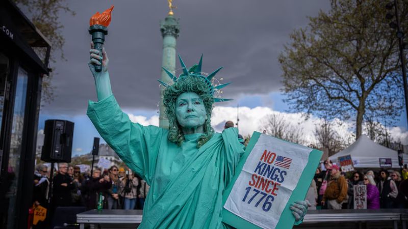 Demo No Kings Tolak Trump Holopis