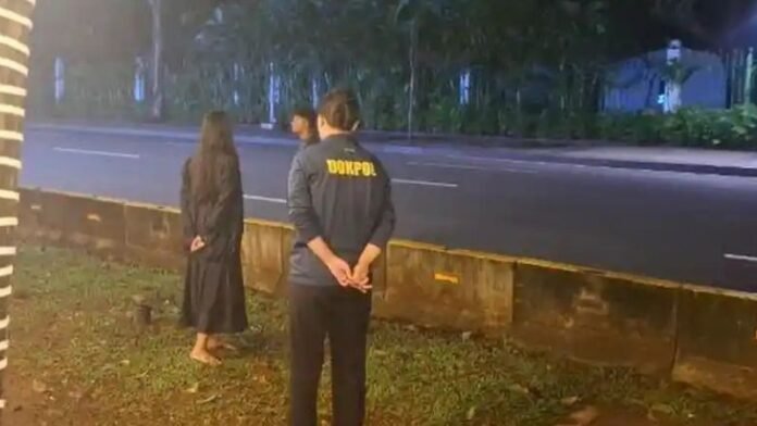 Detik Detik Wanita Coba Akhiri Hidup Di Depan Istana Merdeka Holopis