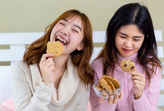 Ilustrasi Makan Biskuit