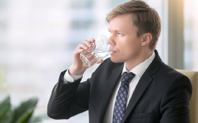 Ilustrasi Minum Air Putih Holopis