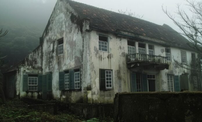 Ilustrasi Rumah Angker Holopis