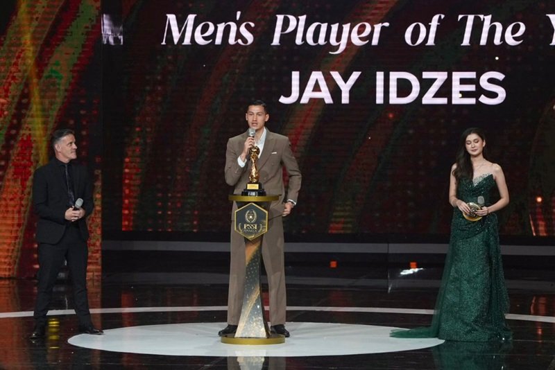 Kapten Timnas Indonesia Jay Idzes Saat Menerima Pengharagaan Pemain Terbaik Pria Pssi Awards 2026 Holopis