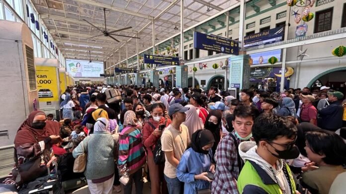 Kepadatan Stasiun Pasar Senen