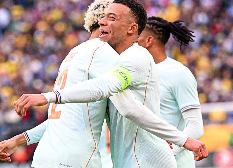 Kylian Mbappe Dan Hugo Ekitike Saat Selebrasi Gol Lawan Brasil Pada Laga Uji Coba Holopis