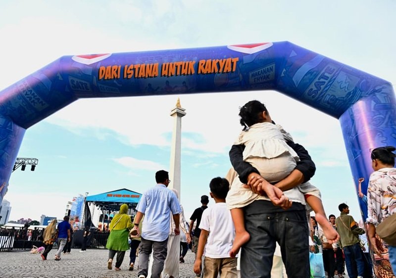 Masyarakat Yang Berbondong Bondong Datang Ke Bazar Rakyat Di Kawasan Monas Holopis