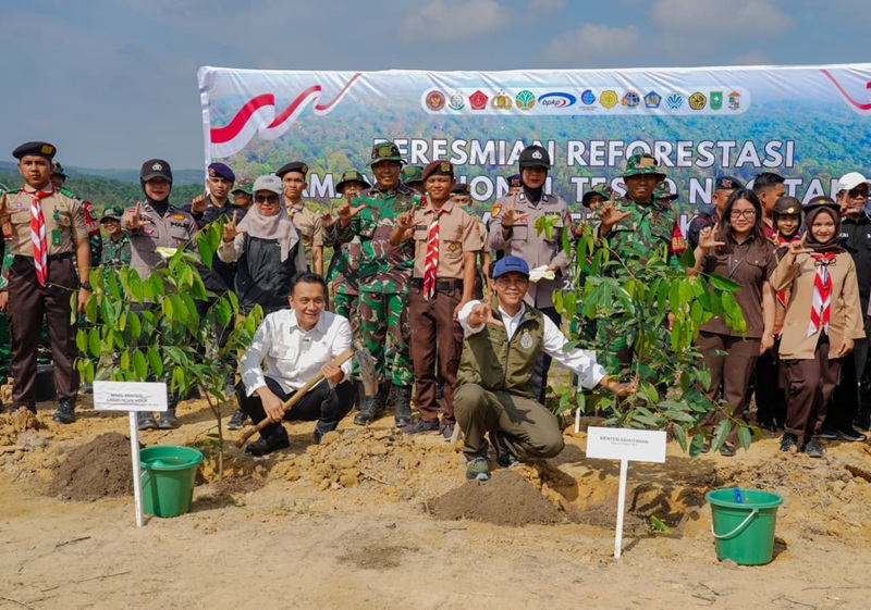 Menhut Raja Juli Saat Meluncurkan Reforestasi Taman Nasional Tesso Nilo Holopis