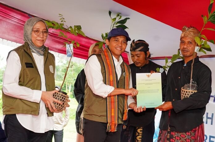 Menhut Raja Juli Saat Memberikan Sk Perhutanan Sosial Di Ntb Holopis