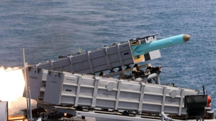 Militer Iran berjaga di Selat Hormuz._HOLOPIS