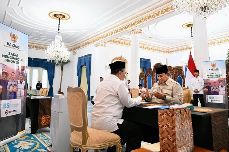 Momen Presiden Prabowo Subianto Dalam Penyerahan Zakat Kepada Ketua Baznas Dikdik Sodik Mudjahid Di Istana Negara Holopis