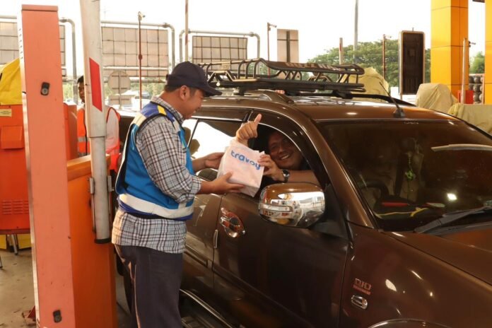 Pembagian Takjil Oleh Jasamarga Transjawa Tol