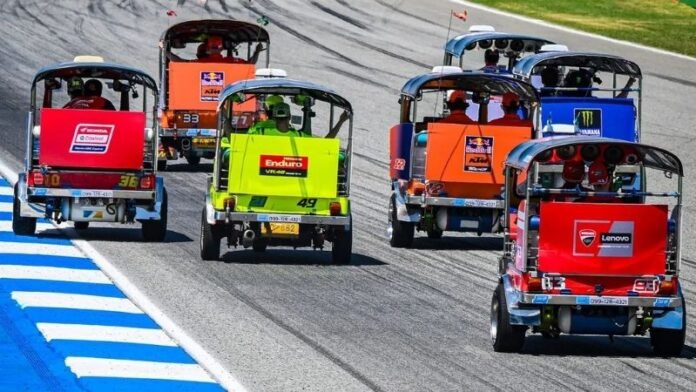 Pembalap MotoGP naik Tuk-Tuk di Thailand - Holopis