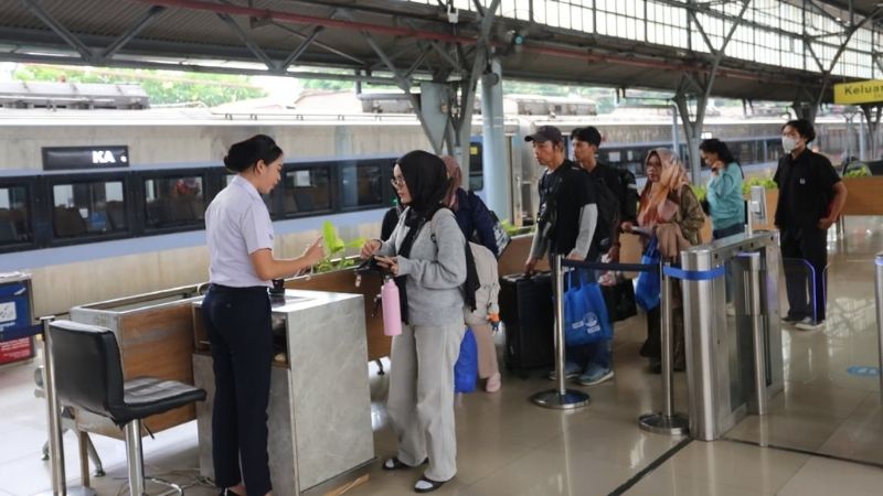 Penumpang Kereta Api Di Stasiun Holopis