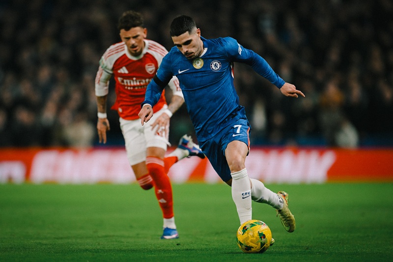 Pertandingan antara Arsenal vs Chelsea di atas lapangan hijau - Holopis