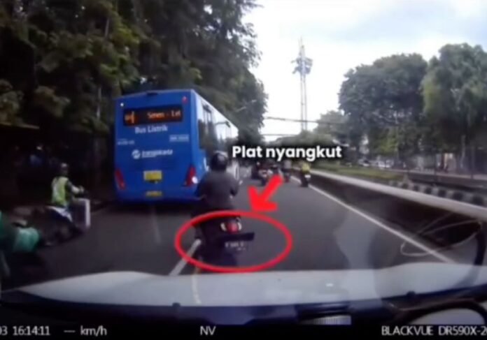 Plat Nyangkut Holopis