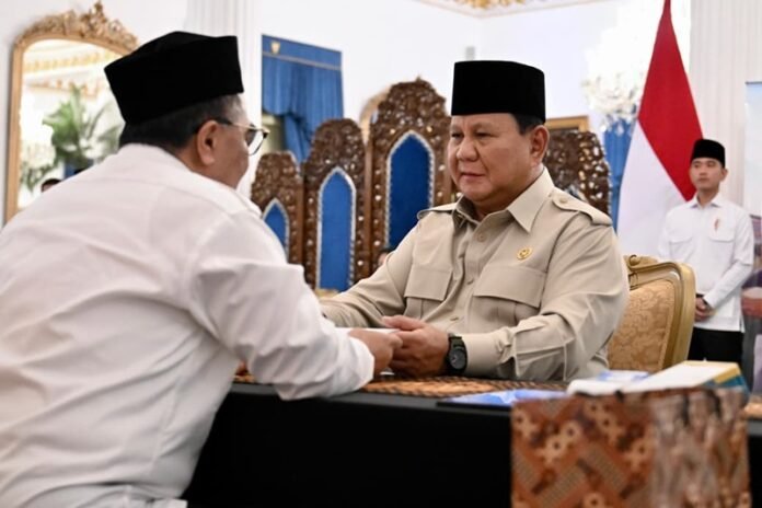 Presiden Prabowo Subianto Saat Memberikan Zakat Kepada Ketua Baznas Dikdik Sodik Mudjahid Di Istana Negara Holopis