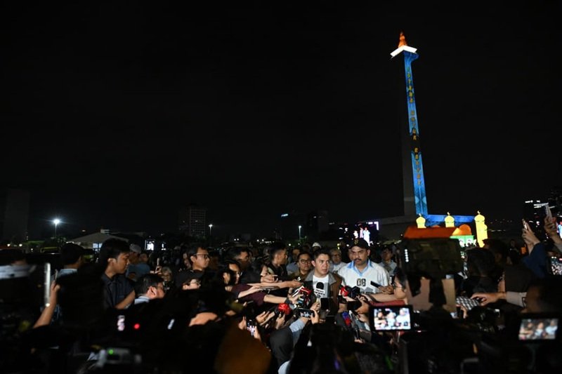 Seskab Teddy Saat Menghadiri Bazar Rakyat Di Monas Holopis