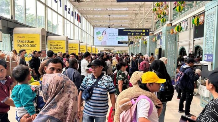 Stasiun Pasar Senen mulai padat