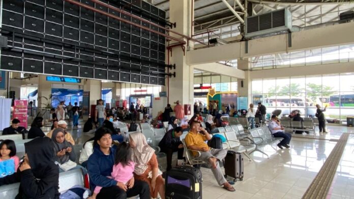Terminal Pulo Gebang Holopis