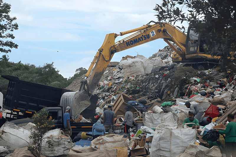Tumpukan Sampah Holopis