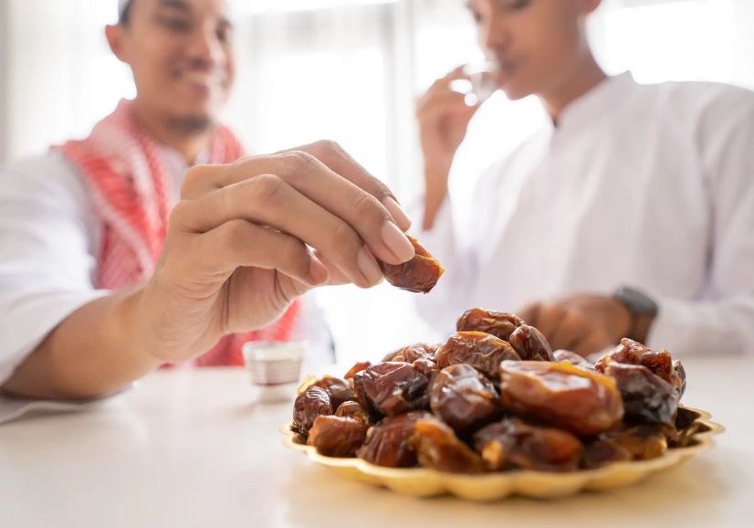 Umat Muslim Makan Holopis