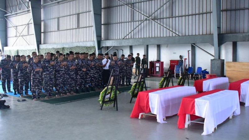 Pelepasan empat jenazah prajurit Korps Marinir TNI AL yang gugur di Cisarua._Holopis