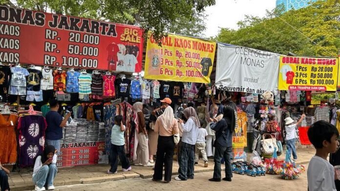 Warga belanja oleh-oleh khas Jakarta di Monas.