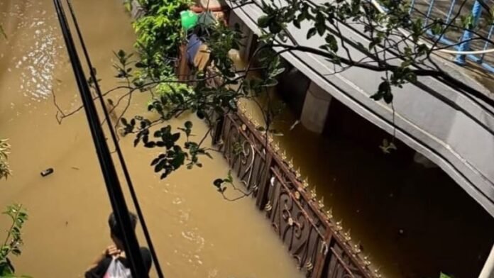 Banjir Jakarta Holopis