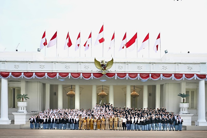 Anak Anak Sekolah Di Kompleks Istana Negara Jakarta Holopis
