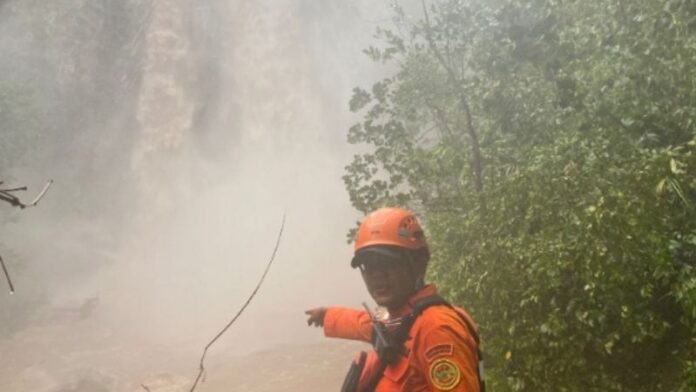 Basarnas Di Air Terjun Holopis Basarnas Di Air Terjun Holopis