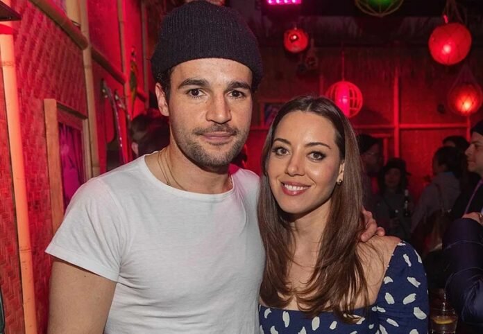 Chris Abbott dan Aubrey Plaza Holopis