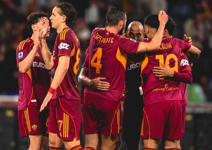 Donyell Malen Dan Skuad As Roma Saat Selebrasi Gol Lawan Pisa Di Liga Italia Holopis