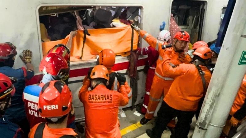 Evakuasi Korban Kecelakaan Kereta Holopis