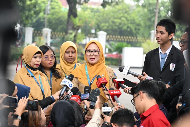 Guru Siswa Yang Melihat Langsung Istana Kepresidenan Jakarta Holopis