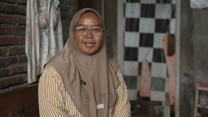 Ibu Anak Sekolah Rakyat Holopis