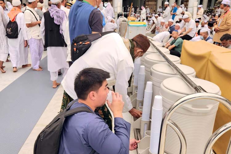 Holopis Minum Air Haji