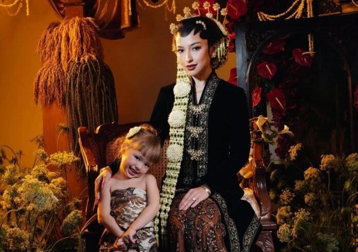 Jennifer Coppen dan Kamari Holopis