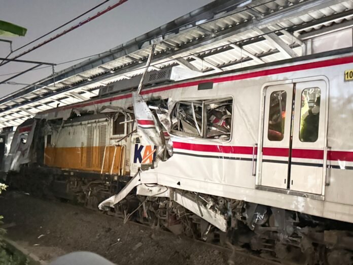 Kecelakaan Kereta Di Bekasi Holopis