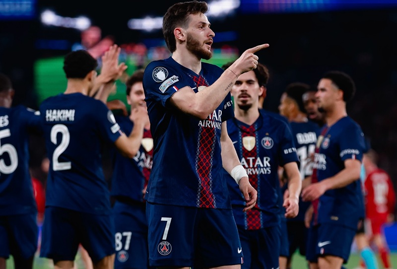 Khvicha Kvaratskhelia Bersama Skuad Psg Saat Melawan Liverpool Di Perempat Final Liga Champions Holopis
