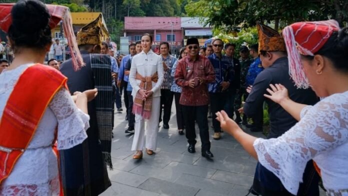 Kunker Menpar Danau Toba Holopis