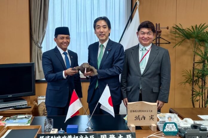 Menhut Raja Juli Saat Melakukan Pertemuan Bilateral Dengan Menteri Strategi Pertumbuhan Jepang Minoru Kiuchi