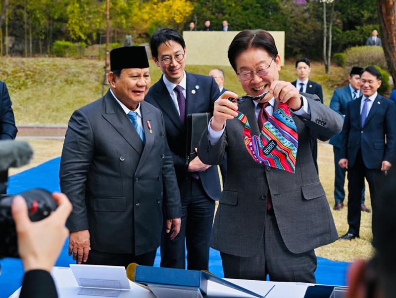 Momen Presiden Lee Sumringah Diberi Hadiah Baju Anabul Oleh Presiden Prabowo Subianto Holopis