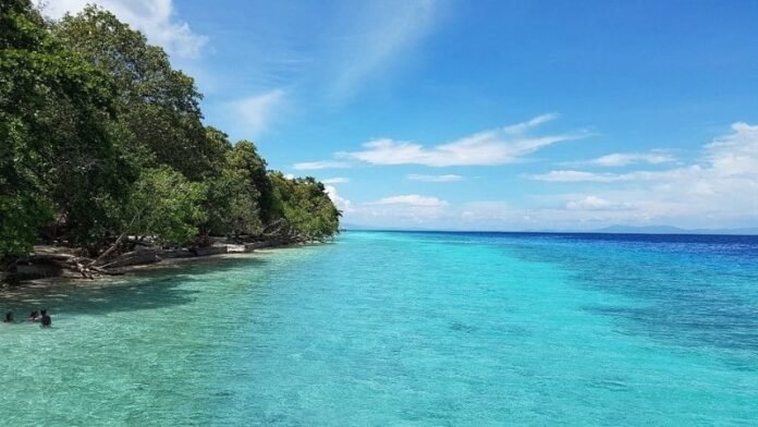 Pantai Liang Holopis