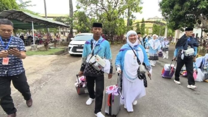Pasutri Asal Bantaeng Berangkat Haji Holopis