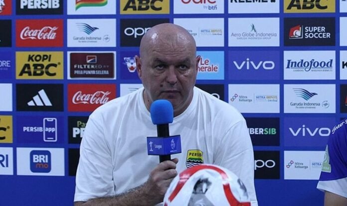 Pelatih Persib Bandung Bojan Hodak Holopis