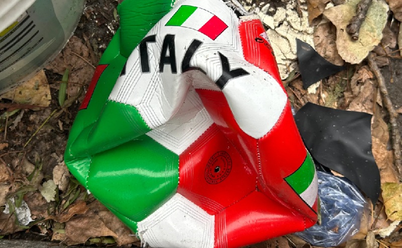 Penampakan Sepakbola Bertuliskan Italia Yang Rusak Holopis