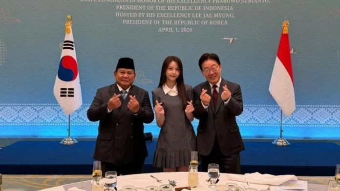 Prabowo Pose Finger Heart Holopis