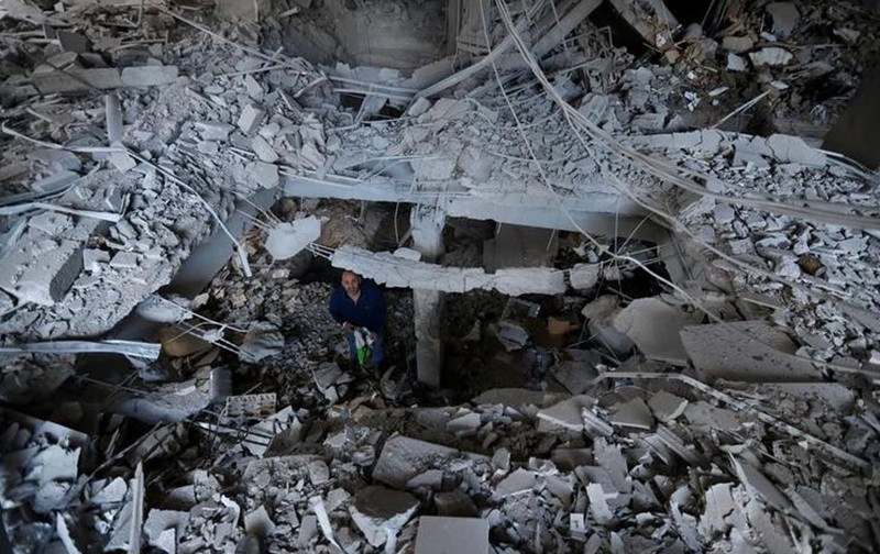 Pria Di Bawah Reruntuhan Di Beirut
