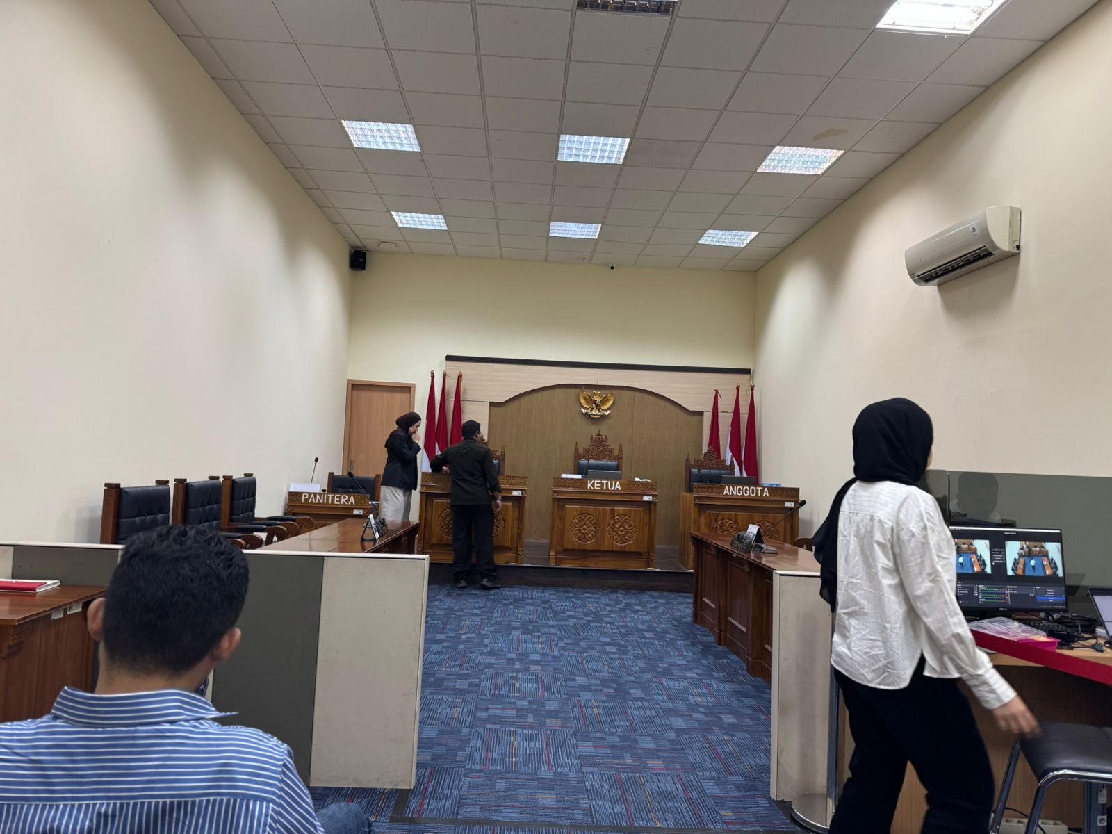 Ruang Sidang Di Komisi Informasi Pusat Holopis