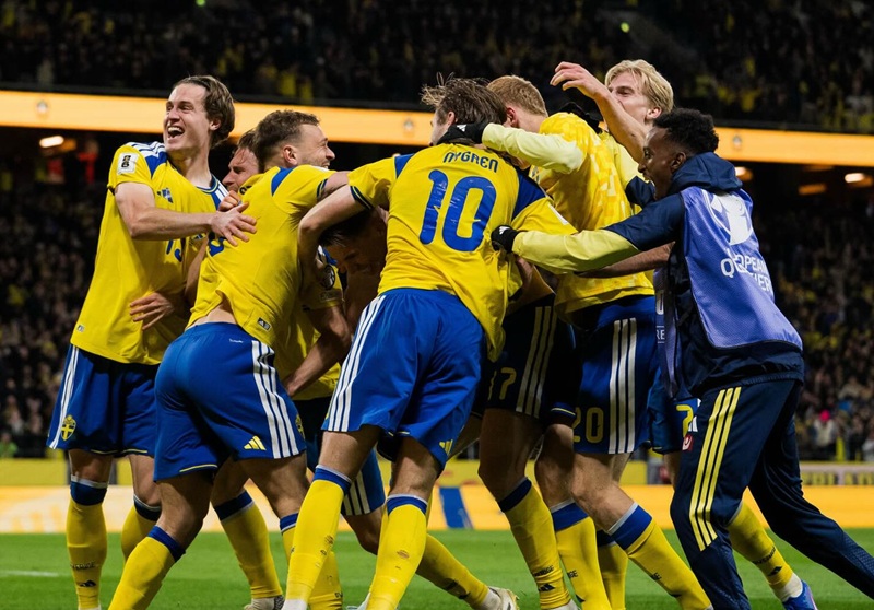 Skuad Timnas Swedia Saat Selebrasi Gol Kemenangan Melawan Polandia Di Playoff Piala Dunia 2026 Holopis
