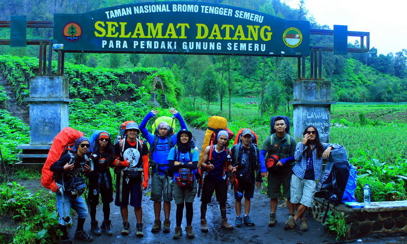 Holopis Mendaki Gunung Semeru